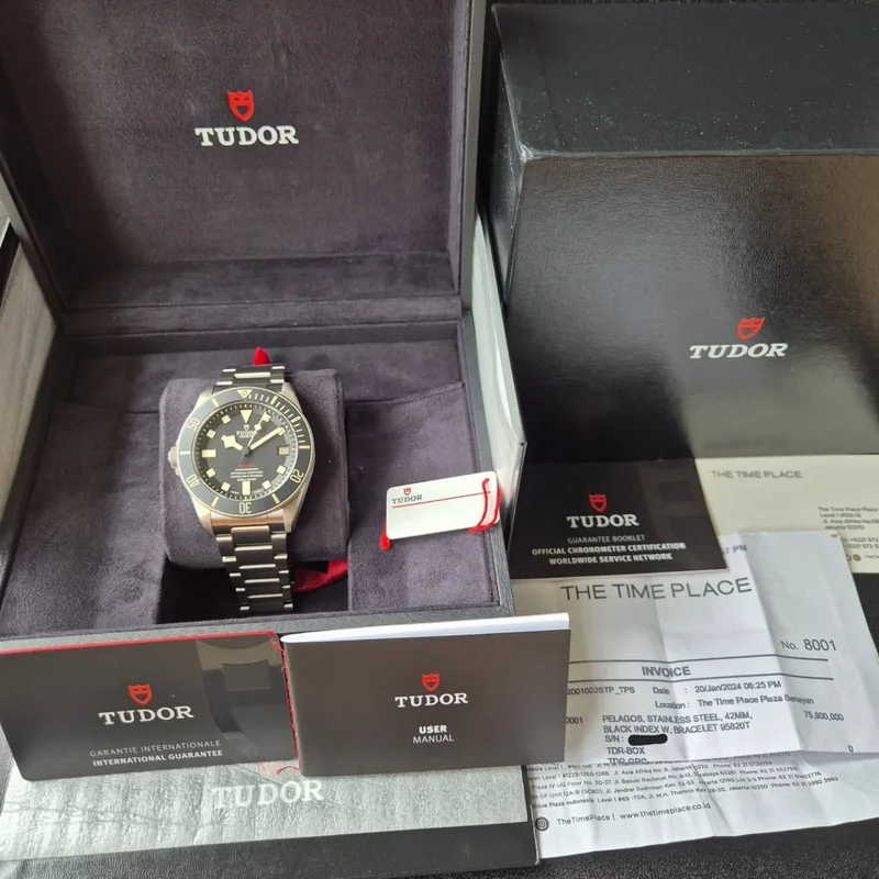 Thumb Pelagos Titanium / Black / Bracelet / LHD