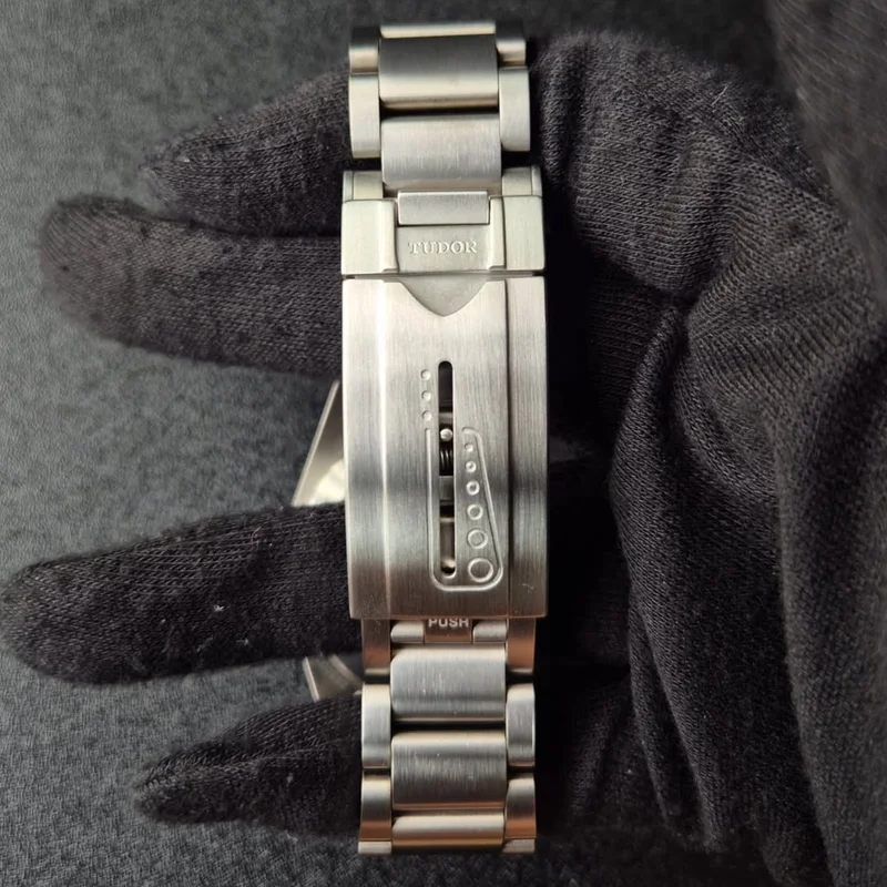 Thumb Pelagos Titanium / Black / Bracelet