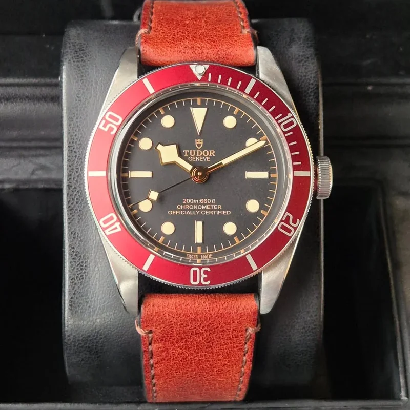 Heritage Black Bay Red Manufacture / Strap