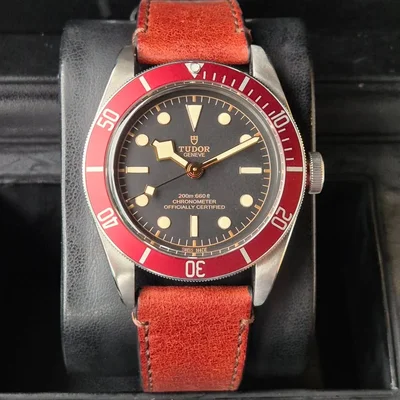 Heritage Black Bay Red Manufacture / Strap