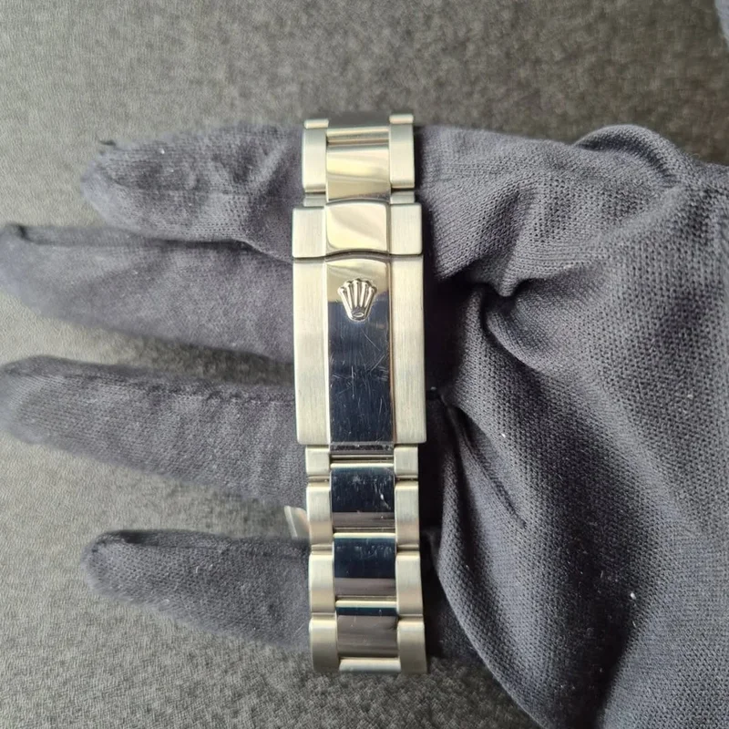 Thumb Oyster Perpetual Date 34 Stainless Steel Domed / Oyster / Black