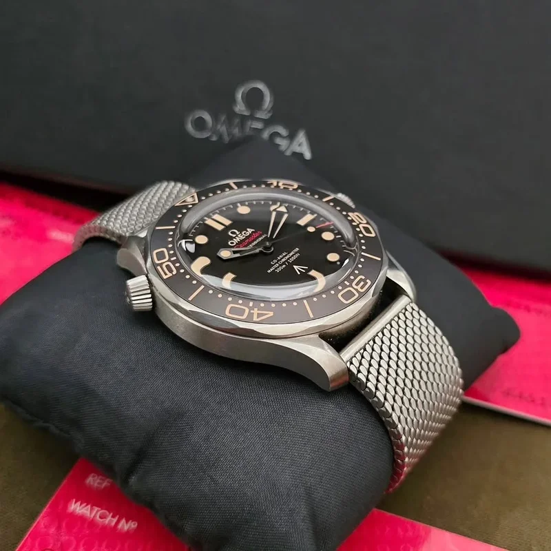 Thumb Seamaster Diver 300M Master Co-Axial 42 James Bond No Time to Die / Bracelet
