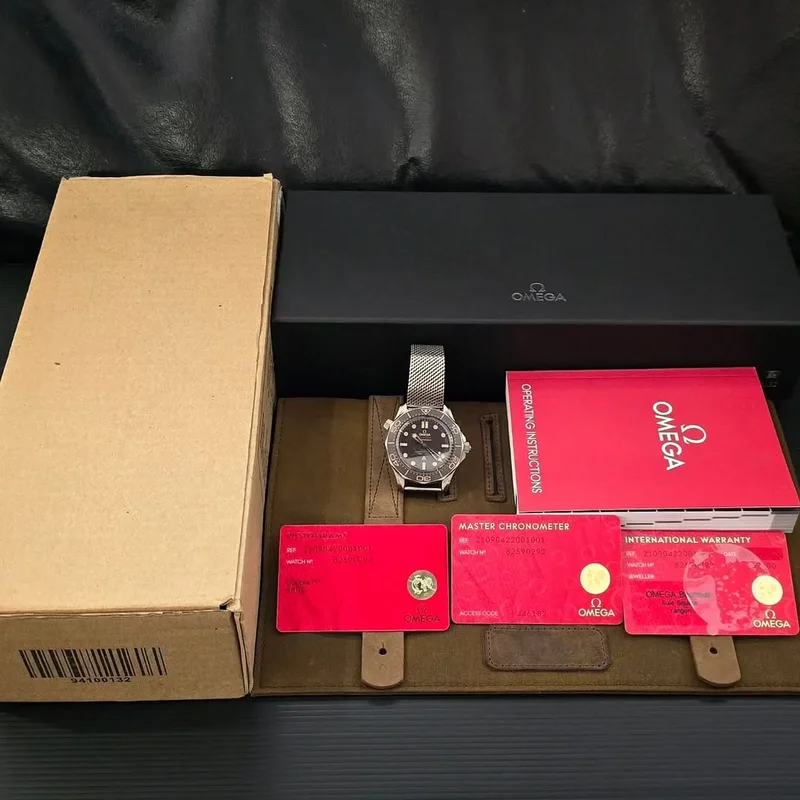 Thumb Seamaster Diver 300M Master Co-Axial 42 James Bond No Time to Die / Bracelet