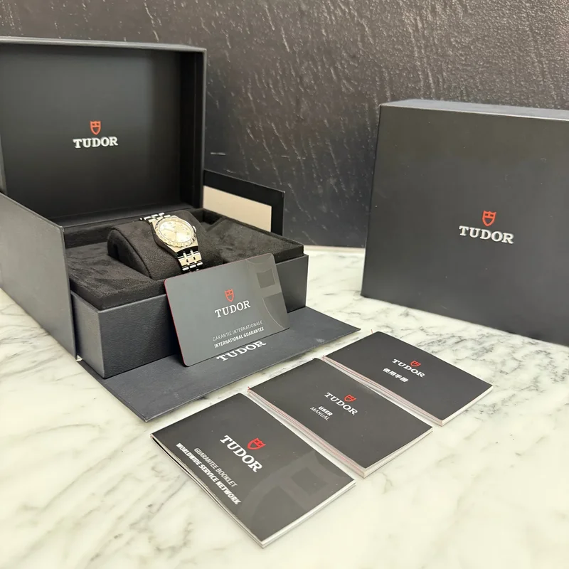 Thumb Royal Date 28 Stainless Steel / Silver - Roman