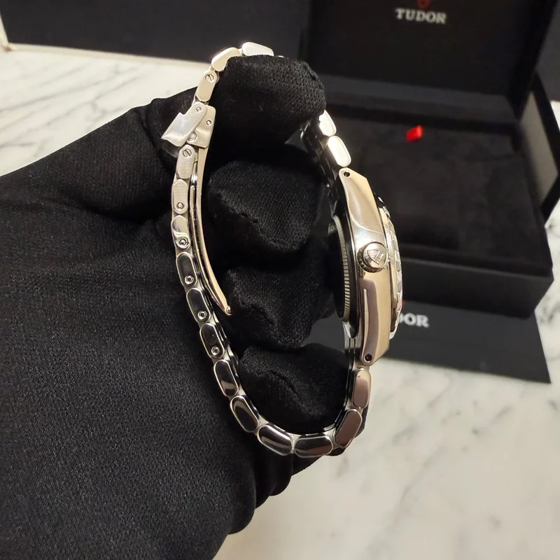 Thumb Royal Date 28 Stainless Steel / Silver - Roman