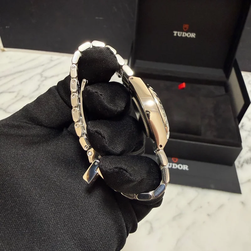 Thumb Royal Date 28 Stainless Steel / Silver - Roman