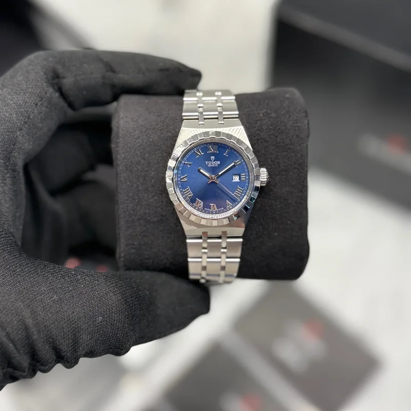 Royal Date 28 Stainless Steel / Blue - Roman